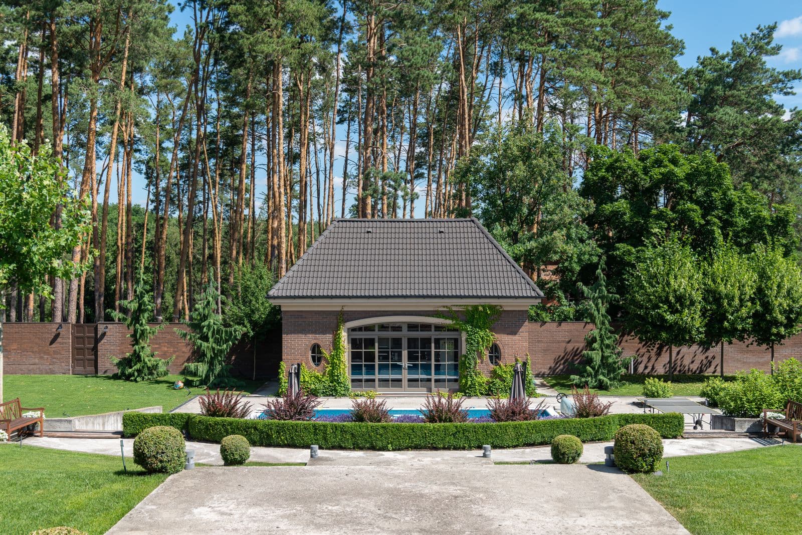poolhouse modern