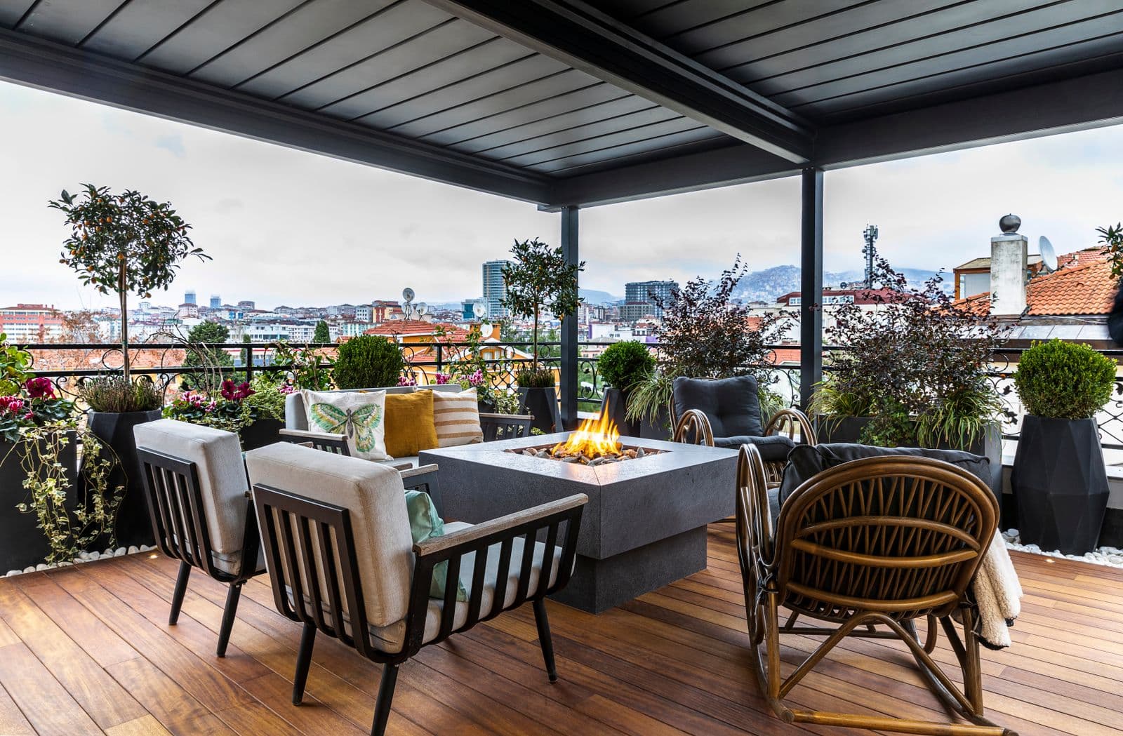 OUTDOOR LIVING